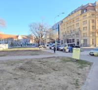 VEĽKOMETRÁŽNY 3i byt, 3 x NEPRIECHODNÁ IZBA, KLÍMA, BALKÓN, Nám.SNP - Ulica Námestie SNP v Bratislave so stromami, historickými budovami a zaparkovanými autami.