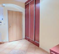 VEĽKOMETRÁŽNY 3i byt, 3 x NEPRIECHODNÁ IZBA, KLÍMA, BALKÓN, Nám.SNP - Vstupná chodba v 3-izbovom byte s dlažbou a vstavanou skriňou.