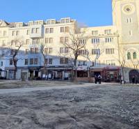 VEĽKOMETRÁŽNY 3i byt, 3 x NEPRIECHODNÁ IZBA, KLÍMA, BALKÓN, Nám.SNP - Pohľad na budovy a reštaurácie na Námestí SNP v Bratislave - Starom Meste.