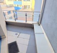 VEĽKOMETRÁŽNY 3i byt, 3 x NEPRIECHODNÁ IZBA, KLÍMA, BALKÓN, Nám.SNP - Balkón v 3-izbovom byte s keramickou dlažbou a zábradlím z nerezu.