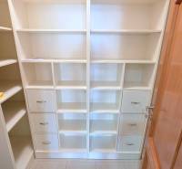 VEĽKOMETRÁŽNY 3i byt, 3 x NEPRIECHODNÁ IZBA, KLÍMA, BALKÓN, Nám.SNP - Biele vstavané skrine a police v 3-izbovom byte.