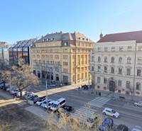 VEĽKOMETRÁŽNY 3i byt, 3 x NEPRIECHODNÁ IZBA, KLÍMA, BALKÓN, Nám.SNP - Výhľad na ulicu Námestie SNP v Bratislave v Starom Meste s historickými budovami.