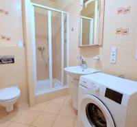 VEĽKOMETRÁŽNY 3i byt, 3 x NEPRIECHODNÁ IZBA, KLÍMA, BALKÓN, Nám.SNP - Kúpeľňa s toaletou, sprchovacím kútom a práčkou v 3-izbovom byte.