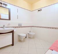 VEĽKOMETRÁŽNY 3i byt, 3 x NEPRIECHODNÁ IZBA, KLÍMA, BALKÓN, Nám.SNP - Kúpeľňa v 3-izbovom byte so zrkadlom, umývadlom, WC, bidetom a vaňou.