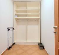 VEĽKOMETRÁŽNY 3i byt, 3 x NEPRIECHODNÁ IZBA, KLÍMA, BALKÓN, Nám.SNP - V 3-izbovom byte je priestranná šatníkova komora s poličkami a vešiakovou tyčou.