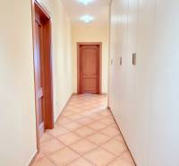 VEĽKOMETRÁŽNY 3i byt, 3 x NEPRIECHODNÁ IZBA, KLÍMA, BALKÓN, Nám.SNP - Chodba s dlažbou a vstavanými skriňami v 3-izbovom byte.