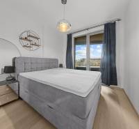 ŠTÝLOVÝ 2i byt,SKY PARK,VÝHĽAD,LOGGIA,PARKING,VEŽA II,Továrenská ul. - Spálňa v 2-izbovom byte s veľkou posteľou, zrkadlom a podlahou s dreveným dekorom.