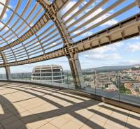 ŠTÝLOVÝ 2i byt,SKY PARK,VÝHĽAD,LOGGIA,PARKING,VEŽA II,Továrenská ul. - Výhľad z terasy nad Čulenovou ulicou v Bratislave, na panorámu Starého Mesta.