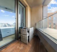 ŠTÝLOVÝ 2i byt,SKY PARK,VÝHĽAD,LOGGIA,PARKING,VEŽA II,Továrenská ul. - Balkón 2-izbového bytu s podlahou s dreveným dekorom a skleneným zábradlím.