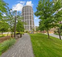 ŠTÝLOVÝ 2i byt,SKY PARK,VÝHĽAD,LOGGIA,PARKING,VEŽA II,Továrenská ul. - Bratislava - Staré Mesto, Továrenská, moderná architektúra obklopená zeleňou, chodník a detské ihrisko.