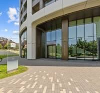 ŠTÝLOVÝ 2i byt,SKY PARK,VÝHĽAD,LOGGIA,PARKING,VEŽA II,Továrenská ul. - Bratislava - Staré Mesto, Továrenská: Sklená fasáda budovy Sky Park so zeleňou a bicyklom.