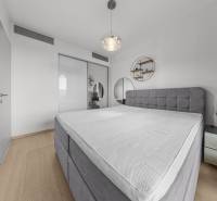 ŠTÝLOVÝ 2i byt,SKY PARK,VÝHĽAD,LOGGIA,PARKING,VEŽA II,Továrenská ul. - Spálňa v 2-izbovom byte s pohodlnou posteľou a podlahou s dreveným dekorom.