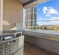 ŠTÝLOVÝ 2i byt,SKY PARK,VÝHĽAD,LOGGIA,PARKING,VEŽA II,Továrenská ul. - Balkón s výhľadom na mestskú panorámu, Továrenská ulica, Bratislava - Staré Mesto, 2-izbový byt.