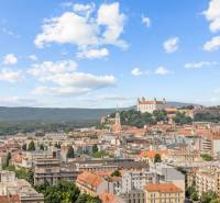 ŠTÝLOVÝ 2i byt,SKY PARK,VÝHĽAD,LOGGIA,PARKING,VEŽA II,Továrenská ul. - Panoramatický výhľad na Bratislavu - Staré Mesto s dominantným hradom a historickou architektúrou.