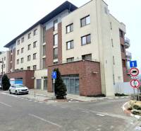 LUXUSNÝ 3i byt, TERASA, PARKING, KLÍMA, ZELENÁ HORKA, Ďumbierska ulica - Bytový dom na Ďumbierskej, Bratislava - Nové Mesto, s parkoviskom a upraveným okolím.