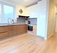 LUXUSNÝ 3i byt, TERASA, PARKING, KLÍMA, ZELENÁ HORKA, Ďumbierska ulica - Kuchyňa 2-izbového bytu s podlahou s dreveným dekorom a bielymi skrinkami.