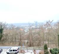 LUXUSNÝ 3i byt, TERASA, PARKING, KLÍMA, ZELENÁ HORKA, Ďumbierska ulica - Zimný pohľad z Ďumbierskej ulice v Bratislave - Novom Meste s autami a stromami.