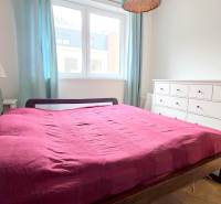 LUXUSNÝ 3i byt, TERASA, PARKING, KLÍMA, ZELENÁ HORKA, Ďumbierska ulica - Spálňa v 2-izbovom byte s posteľou, bielou komodou a oknom.