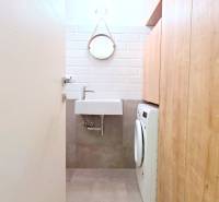 LUXUSNÝ 3i byt, TERASA, PARKING, KLÍMA, ZELENÁ HORKA, Ďumbierska ulica - Úzka kúpeľňa v 2-izbovom byte, umývadlo, práčka, zrkadlo a dlažba.