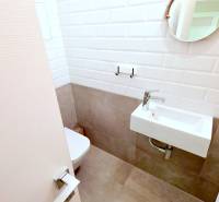 LUXUSNÝ 3i byt, TERASA, PARKING, KLÍMA, ZELENÁ HORKA, Ďumbierska ulica - Kúpeľňa v 2-izbovom byte s práčkou, umývadlom a zrkadlom.