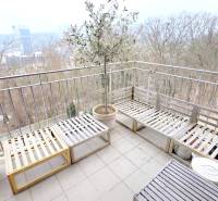 LUXUSNÝ 3i byt, TERASA, PARKING, KLÍMA, ZELENÁ HORKA, Ďumbierska ulica - Balkón s dreveným sedením, výhľadom na mesto a zeleňou v 2-izbovom byte.
