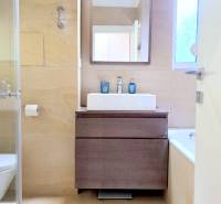 LUXUSNÝ 3i byt, TERASA, PARKING, KLÍMA, ZELENÁ HORKA, Ďumbierska ulica - Kúpeľňa v 2-izbovom byte s vaňou, umývadlom a zrkadlom, svetlá farebná schéma.