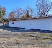 **BEZ PROVÍZIE**PRENÁJOM SKLADU S PARKOVANÍM ** - Biela budova na štrkovom pozemku na Magnetovej ulici, Bratislava - Nové Mesto.