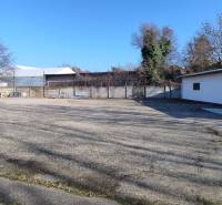 **BEZ PROVÍZIE**PRENÁJOM SKLADU S PARKOVANÍM ** - Exteriérové priestory skladov a hál v Bratislave - Novom Meste na Magnetovej ulici.