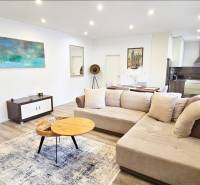 2-izbový byt v centre mesta Hlohovec - Obývačka v 2-izbovom byte so sedačkou, obrazom a stolíkom na ulici Námestie sv. Michala.