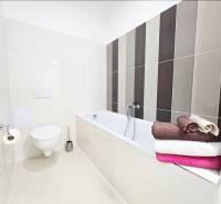 2-izbový byt v centre mesta Hlohovec - Kúpeľňa s vaňou a toaletou, ideálna pre 2-izbový byt na ulici Námestie sv. Michala.