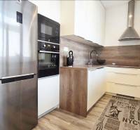 2-izbový byt v centre mesta Hlohovec - Kuchyňa v 2-izbovom byte na Námestí sv. Michala s moderným vybavením a úložným priestorom.