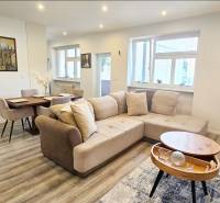 2-izbový byt v centre mesta Hlohovec - Obývacia izba v 2-izbovom byte na ulici Námestie sv. Michala s pohodlnou sedačkou.