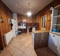 Šikovná drevenica pod lesom Slovenské Pravno  - Kuchyňa v rodinnom dome s dreveným obkladom a keramickou podlahou.