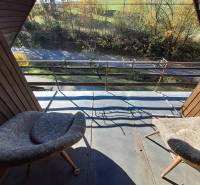 Šikovná drevenica pod lesom Slovenské Pravno  - Výhľad z balkóna rodinného domu v Slovenskom Pravne. Dve pohodlné kreslá a cesta.