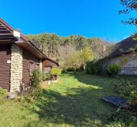 Šikovná drevenica pod lesom Slovenské Pravno  - Rodinný dom v Slovenskom Pravne so záhradou a dreveným obkladom pri lese.