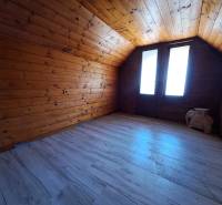 Šikovná drevenica pod lesom Slovenské Pravno  - Izba rodinného domu s dreveným obložením a podlahou s dreveným dekorom.