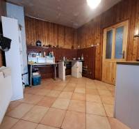 Šikovná drevenica pod lesom Slovenské Pravno  - Kuchyňa v Rodinnom dome s podlahou s dreveným dekorom, drevené obklady, jedálenský kút.