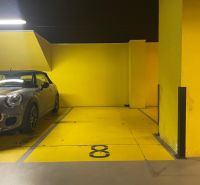 PRENÁJOM, 2 izbový byt na Fatranskej ulici, Nová Terasa, Košice-Západ - Parkovacie miesto s automobilom v garáži. Žlté steny a označenie parkovania čísla 8.