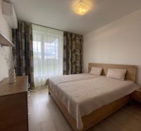 PRENÁJOM, 2 izbový byt na Fatranskej ulici, Nová Terasa, Košice-Západ - Spálňa v 2-izbovom byte s posteľou, komodou a podlahou s dreveným dekorom.