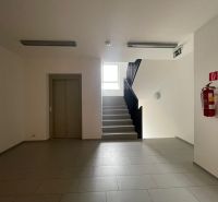 PRENÁJOM, 2 izbový byt na Fatranskej ulici, Nová Terasa, Košice-Západ - Choďba so schodiskom a výťahom v budove, dlaždicová podlaha, hasiaci prístroj na stene.