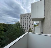 PRENÁJOM, 2 izbový byt na Fatranskej ulici, Nová Terasa, Košice-Západ - Výhľad z balkóna na Tomášikovej ulici v Košiciach, mestská časť Sever, obkolesený zeleňou.