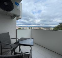 PRENÁJOM, 2 izbový byt na Fatranskej ulici, Nová Terasa, Košice-Západ - Balkón s ratanovým nábytkom na 2-izbovom byte s výhľadom na mestskú panorámu.
