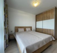 PRENÁJOM, 2 izbový byt na Fatranskej ulici, Nová Terasa, Košice-Západ - Spálňa v 2-izbovom byte s manželskou posteľou, veľkou skriňou a podlahou s dreveným dekorom.