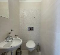 PRENÁJOM, 2 izbový byt na Fatranskej ulici, Nová Terasa, Košice-Západ - Minimalistická kúpeľňa v 2-izbovom byte, biely obklad, umývadlo a zavesené WC.