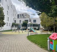 PRENÁJOM, 2 izbový byt na Fatranskej ulici, Nová Terasa, Košice-Západ - Deti sa hrajú na ihrisku medzi modernými budovami na Tomášikovej ulici v Košiciach.