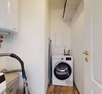 4-izbový byt 92m2 + terasa 14m2 | Bernolákovo - Práčovňa v 4-izbovom byte s práčkou a bojlerom, podlaha s dreveným dekorom.