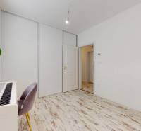 4-izbový byt 92m2 + terasa 14m2 | Bernolákovo - Interiér 4-izbového bytu s klavírom, kreslom a podlahou s dreveným dekorom.