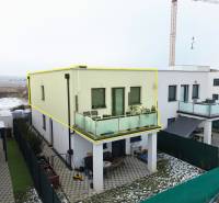 4-izbový byt 92m2 + terasa 14m2 | Bernolákovo - Šípková ulica, Bernolákovo: 4-izbový byt s balkónom, parkovanie a výhľad na zasneženú krajinu.