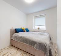 4-izbový byt 92m2 + terasa 14m2 | Bernolákovo - Spálňa v 4-izbovom byte s pohodlnou posteľou a podlahou s dreveným dekorom.