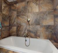 4-izbový byt 92m2 + terasa 14m2 | Bernolákovo - Kúpeľňa v 4-izbovom byte s vaňou a keramickými obkladmi v prírodných odtieňoch.